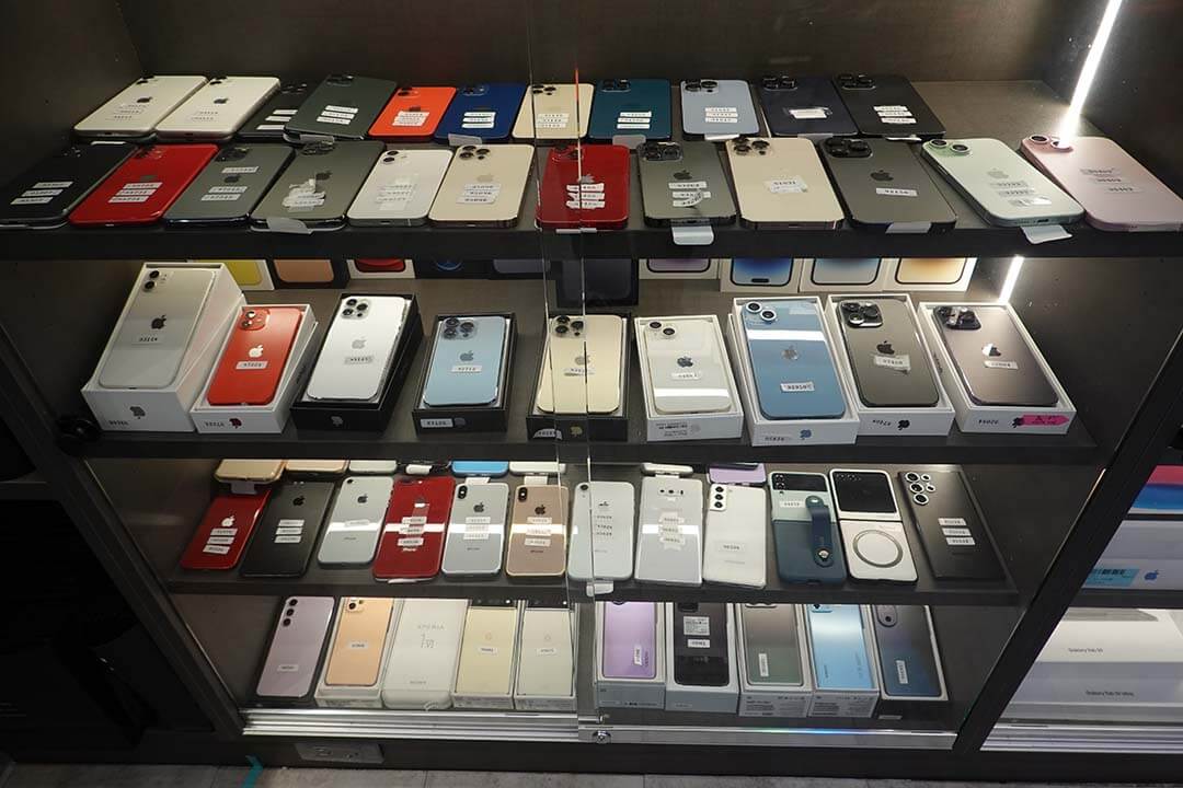 青蘋果3C 門市 iPhone 二手手機現貨展示|含多款型號與配件